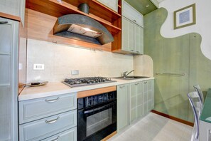 Kühlschrank, Mikrowelle, Ofen, Wasserkocher mit Kaffee-/Teezubehör