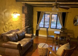 TV, peis, bøker og musikkbibliotek