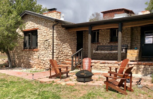 Terrace/patio - 1930's Stone Cottage with spectacular views! (Lake Montezuma)