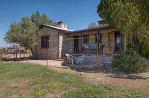 Outdoor dining - 1930's Stone Cottage with spectacular views! (Lake Montezuma)