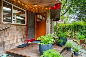 Exterior detail - Manzanita Updated Dog Friendly 5 Min Walk to Beach, Office great for remotework! (Manzanita)