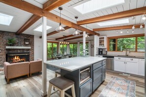 Fridge, microwave, oven, stovetop - Manzanita Updated Dog Friendly 5 Min Walk to Beach, Office great for remotework! (Manzanita)