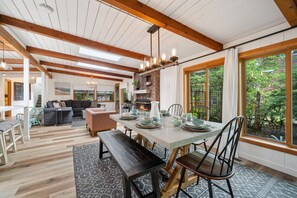 Dining - Manzanita Updated Dog Friendly 5 Min Walk to Beach, Office great for remotework! (Manzanita)