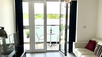 Luxury Apartment, Private Bathroom, Lake View | Lounge