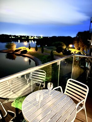 Luksushuoneisto, oma kylpyhuone, järvinäköala | Näkymä parvekkeelta