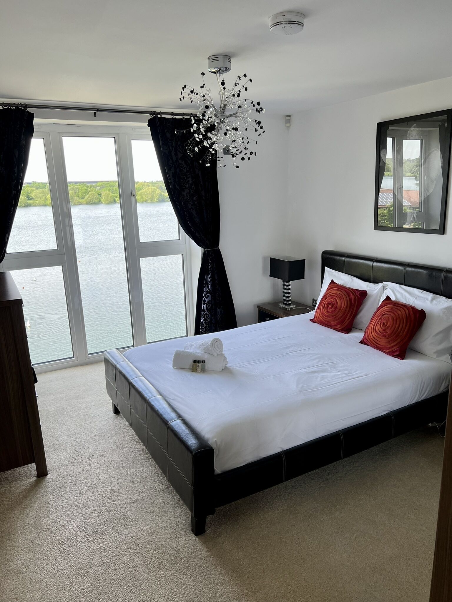 Luxury Apartment, Private Bathroom, Lake View | 2 bedrooms