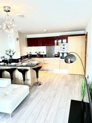 Luxury Apartment, Private Bathroom, Lake View | Dining - Caldecotte Lake View Apartment With Free Parking (Milton Keynes)