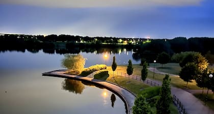 Caldecotte Lake View Apartment With Free Parking