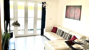 Unclassified image, 3 of 33, button - Caldecotte Lake View Apartment With Free Parking (Milton Keynes)