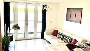 Luxury Apartment, Private Bathroom, Lake View | Lounge