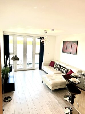 Luxury Apartment, Private Bathroom, Lake View | Lounge - Caldecotte Lake View Apartment With Free Parking (Milton Keynes)
