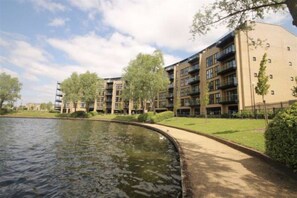 Luksushuoneisto, oma kylpyhuone, järvinäköala | Ulkopuoli