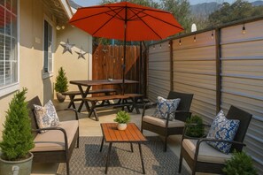 Outdoor dining - Cozy Condo minutes from the Sequoia National Park (Three Rivers)