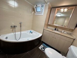 Badekar, hårføner, håndklær og såpe