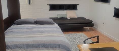 1 slaapkamer, een kluis op de kamer, een strijkplank/strijkijzer