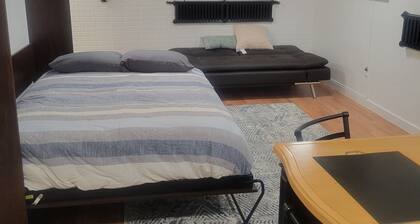 Home Away Studio Basement Apartment w/Hideabed