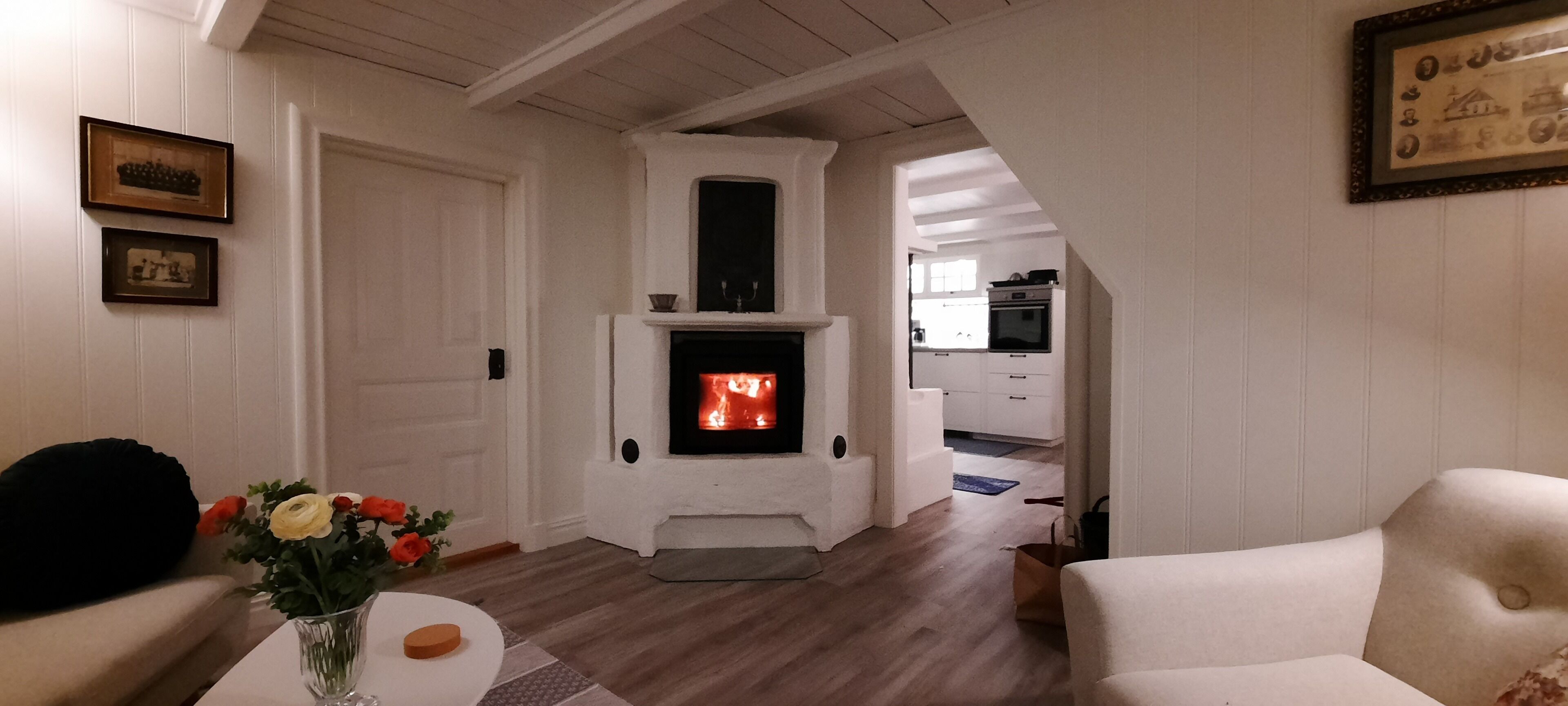 Smart-tv, eldstad och böcker