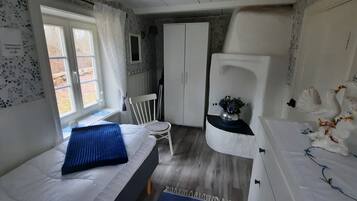 4 bedrooms, iron/ironing board, free WiFi