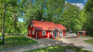 A red wooden house with a gravel driveway and a small deck. - Swedish idyll - dreamlike secluded location - close to the lake - sauna - pool table (Nybro)