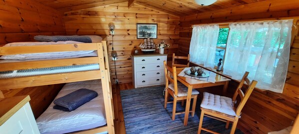 4 bedrooms, iron/ironing board, free WiFi