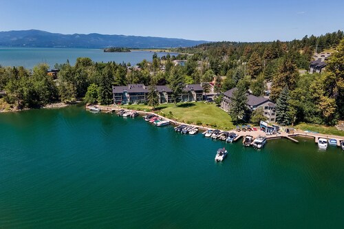 Stunning views of the lake, private balcony & gorgeous fireplace - Spacious Marina Cay Getaway