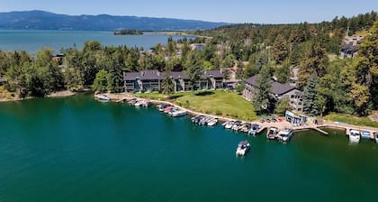 Stunning views of the lake, private balcony & gorgeous fireplace - Spacious Marina Cay Getaway