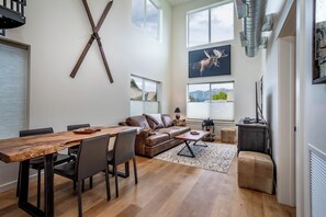 Interior - 30-Day Rental, pet friendly, community hot tub & clubhouse - Alta Views Modern Mountain Living (Whitefish)