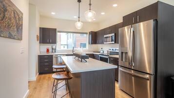 Réfrigérateur, micro-ondes, four, plaque de cuisson