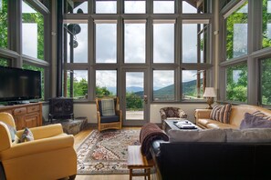 TV - High Haven | Breathtaking Mountain Views! (Black Mountain)