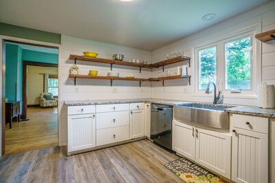 Remodeled Rocheport Sunflower House - A Bungalow in Historic Rocheport