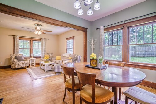 Remodeled Rocheport Sunflower House - A Bungalow in Historic Rocheport