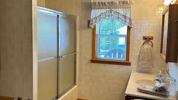 Ensemble douche/baignoire, serviettes fournies, papier toilette