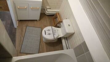 Een bad, handdoeken, zeep, toiletpapier