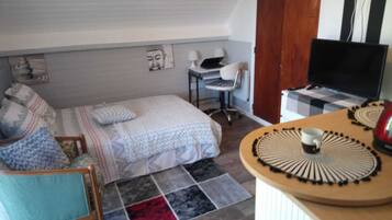 Een strijkplank/strijkijzer, wifi, beddengoed