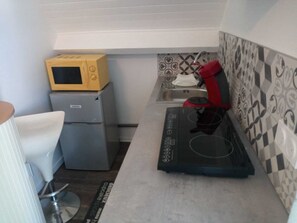 Réfrigérateur, micro-ondes, plaque de cuisson, cafetière/bouilloire