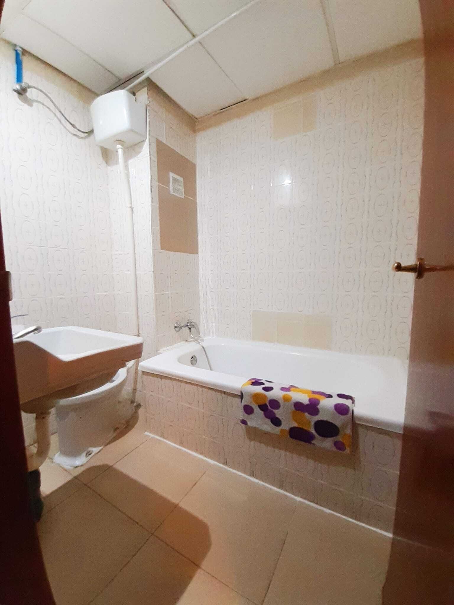 Un baño con lavamanos, inodoro y bañera.