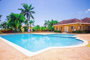 Outdoor pool - King bed, fully A/C, pool, BBQ, near beaches, free washer/dryer - video tour (Ocho Rios)