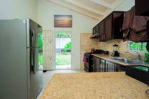 Fridge, microwave, oven, stovetop - King bed, fully A/C, pool, BBQ, near beaches, free washer/dryer - video tour (Ocho Rios)