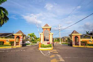 Exterior - King bed, fully A/C, pool, BBQ, near beaches, free washer/dryer - video tour (Ocho Rios)