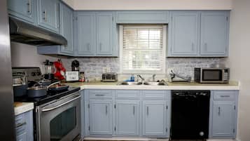 KylskÄp, mikrovÄgsugn, ugn och spishÀll