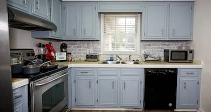 Quaint home w/ Private Pool Near Lake Murray – Ideal for Families and Friends