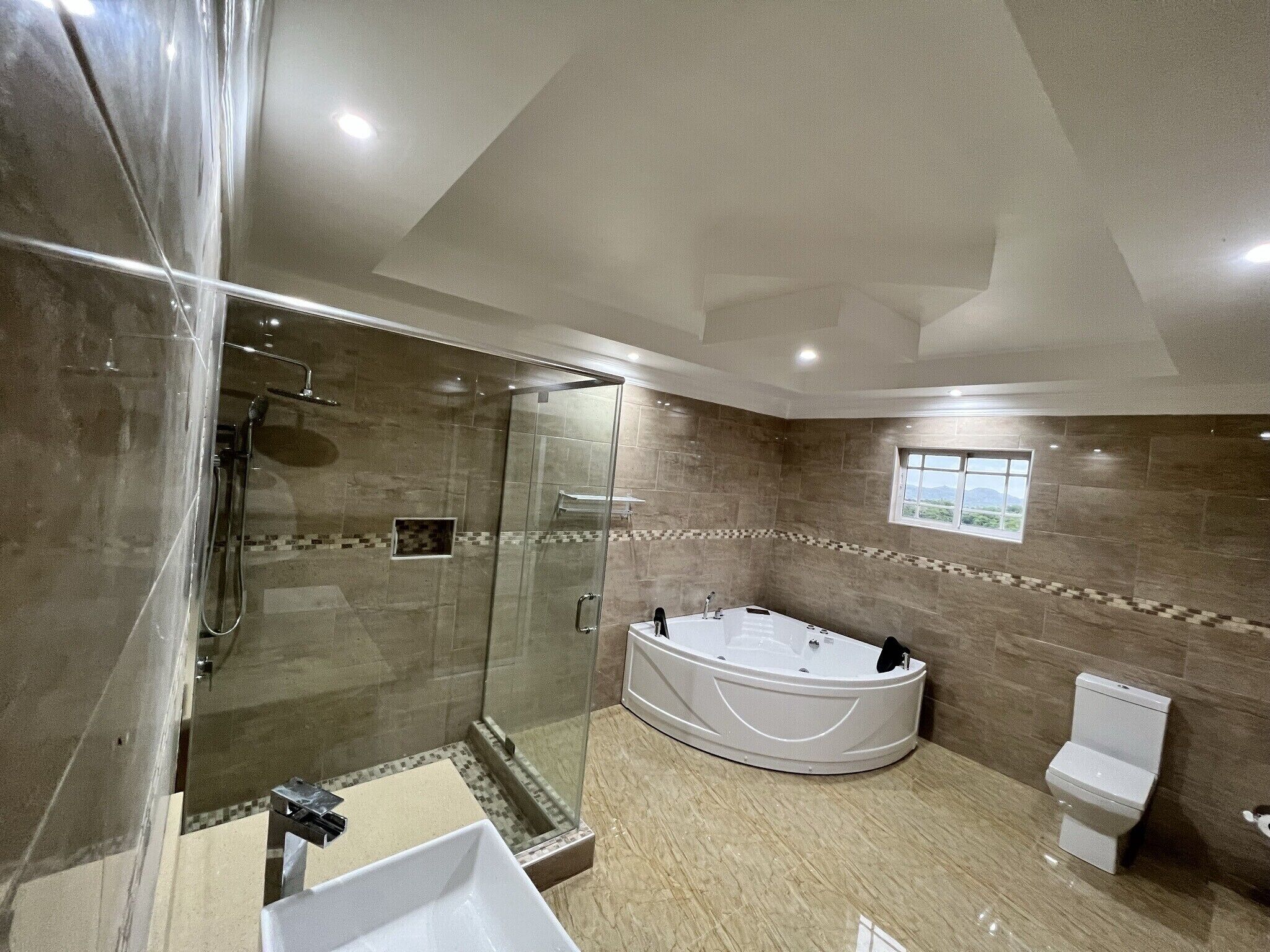 Baignoire, serviettes fournies, savon, papier toilette