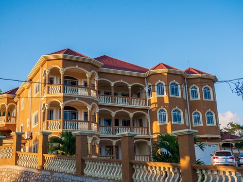 WEEKENDAZ VILLA: Private Gym,Pool, Sauna & Bar