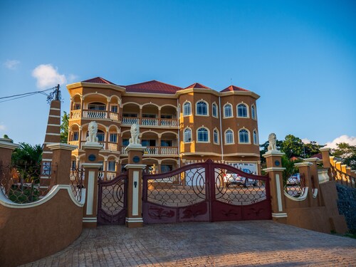 WEEKENDAZ VILLA: Private Gym,Pool, Sauna & Bar