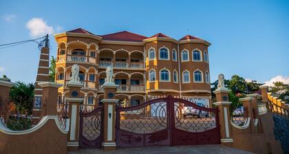 WEEKENDAZ VILLA: Private Gym,Pool, Sauna & Bar