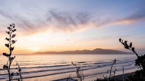 Beach - Private studio, absolute beachfront with stunning panoramic ocean views. (Paraparaumu)