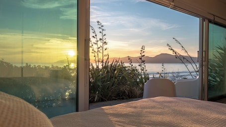 1 bedroom, iron/ironing board, WiFi, bed sheets. Private studio, absolute beachfront with stunning panoramic ocean views.