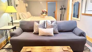 2 soveværelser, senge med madrasser af memory foam