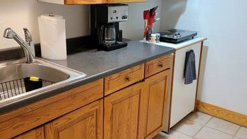 Køleskab/fryser i fuld størrelse, mikrobølgeovn, kogeplade