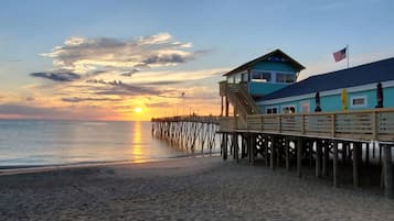 Tæt på stranden, liggestole, badehåndklæder